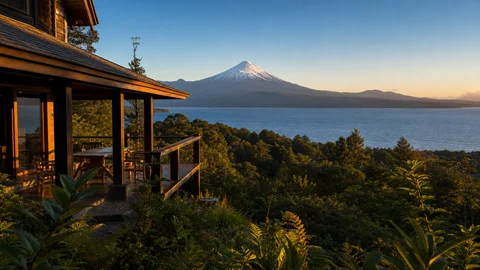 Cabañas de madera junto al lago Llanquihue con vista al volcán Osorno en Puerto Varas