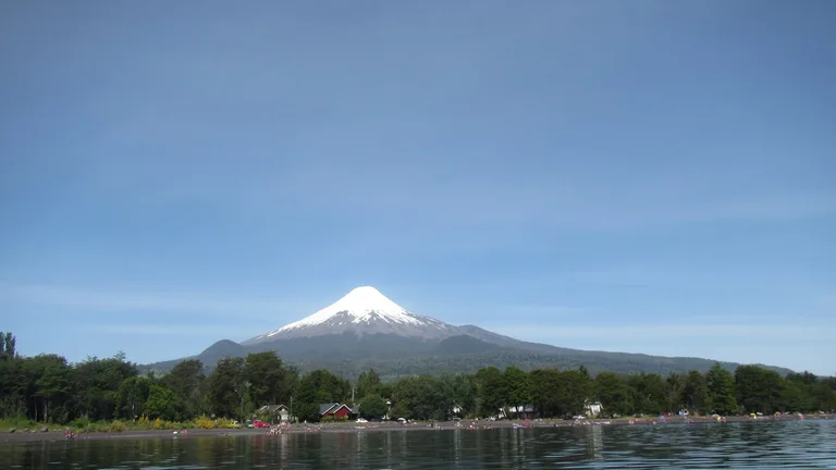 Orilla del lago Llanquihue en el sector Las Cascadas, con el volcán Osorno nevado al fondo