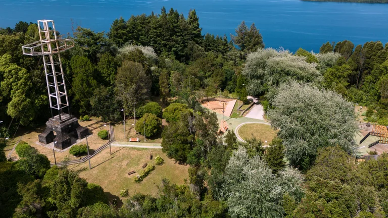 Vista aérea del Cerro Philippi en Puerto Varas, con la cruz monumental de acero, las pasarelas nuevas del parque y el lago Llanquihue al fondo
