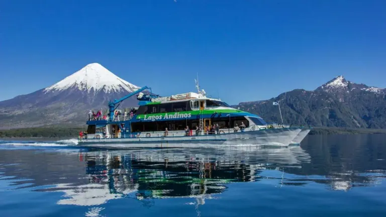 Catamarán del Cruce Andino navegando el lago Todos los Santos con el volcán Osorno nevado al fondo
