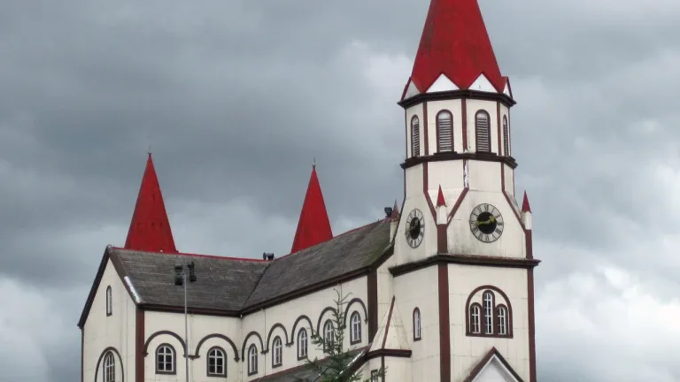 Fachada de la iglesia del Sagrado Corazón de Jesús de Puerto Varas con su torre y reloj