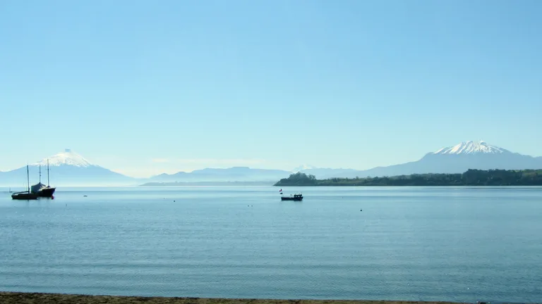 Orilla del lago Llanquihue en Puerto Varas con los volcanes Osorno y Calbuco al fondo