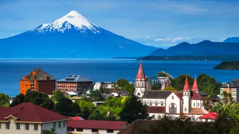 Vista de Puerto Varas con su iglesia de torres rojas, el lago Llanquihue y el volcán Osorno nevado al fondo
