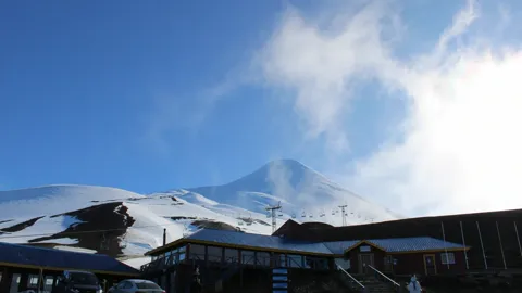 Centro de Montaña Volcán Osorno cubierto de nieve en invierno