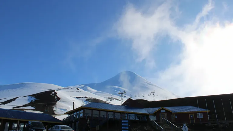 Centro de Montaña Volcán Osorno cubierto de nieve en invierno