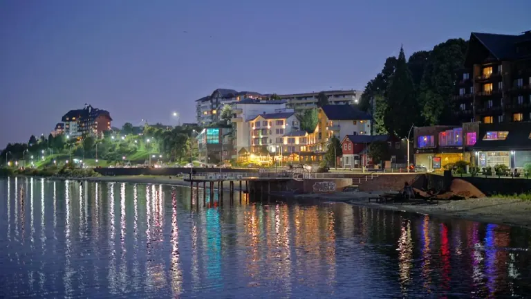 Puerto Varas de Noche: Qué Hacer al Caer el Sol