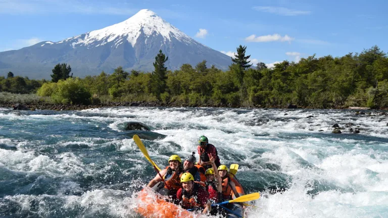 Balsa de rafting descendiendo los rápidos del río Petrohué cerca de Puerto Varas