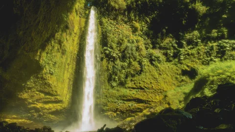 Salto Las Cascadas cayendo entre paredes de roca cubiertas de musgo y helechos, en el sector Las Cascadas del lago Llanquihue