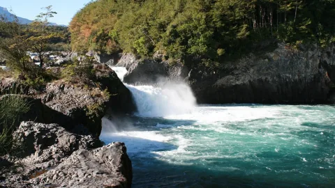 Cascadas de agua turquesa entre rocas volcánicas en los Saltos del Petrohué
