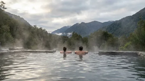 Piscinas termales entre bosques y montañas cerca de Puerto Varas