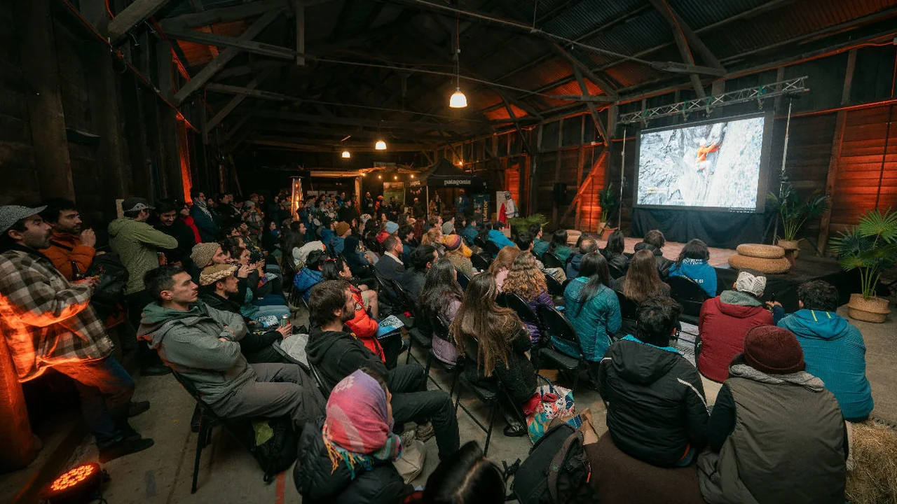 Más de 200 personas se reúnen en Puerto Varas para la primera parada del Tour Cochamó por Siempre y la conservación del Valle Cochamó