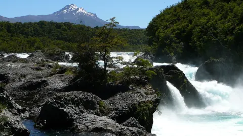 Saltos del Petrohué, una de las principales excursiones desde Puerto Varas