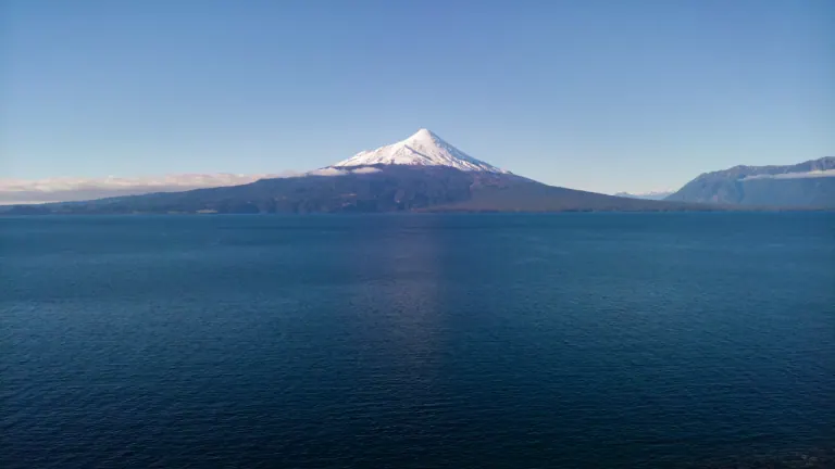 Volcán Osorno nevado sobre el lago Llanquihue, visto desde el sector Los Riscos en un día despejado