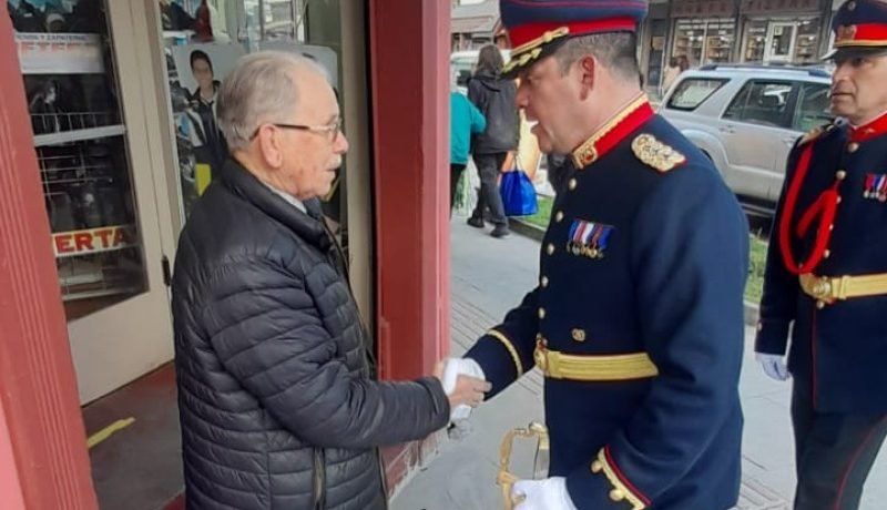 ejército reconoce a romelio peters por exposición de militaria