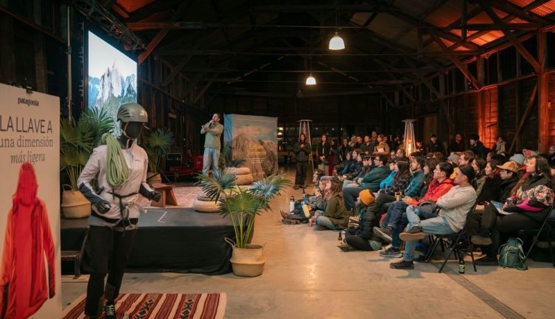 mas de 200 personas se reunen en puerto varas para la primera parada del tour cochamo por siempre y la conservacion del valle cochamo