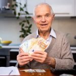 pension garantizada universal nuevo grupo de mayores de 82 anos recibira 250 000