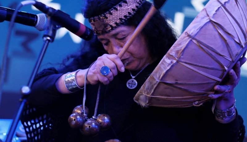 neddiel munoz millalonco recibe premio victor jara en puerto montt