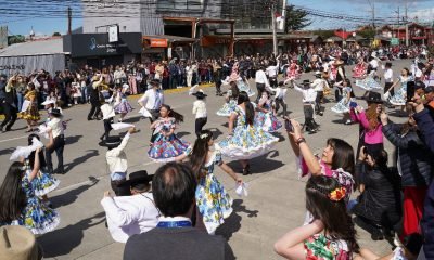 desfile civico de frutillar reune a cientos en la plaza