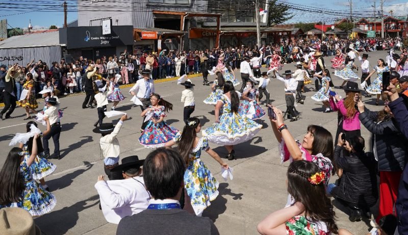 desfile civico de frutillar reune a cientos en la plaza