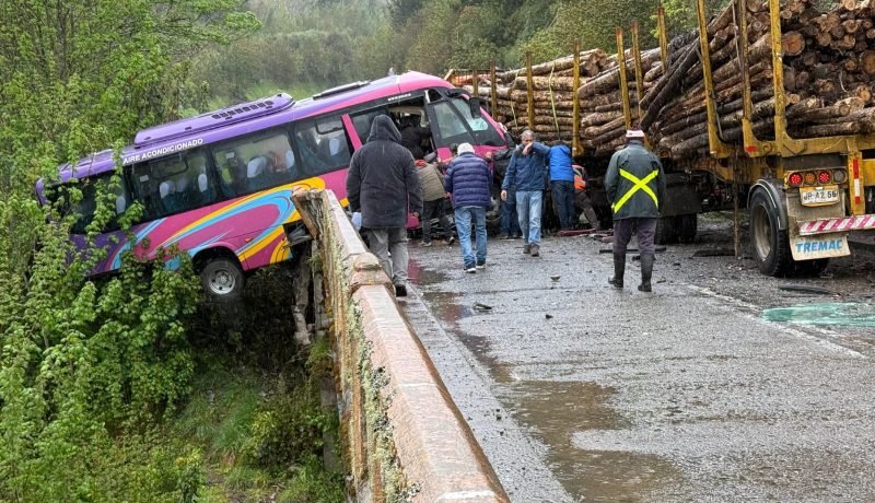 accidente grave en ruta v 60: colisión en puente maullín 5 deja seis lesionados en los lagos